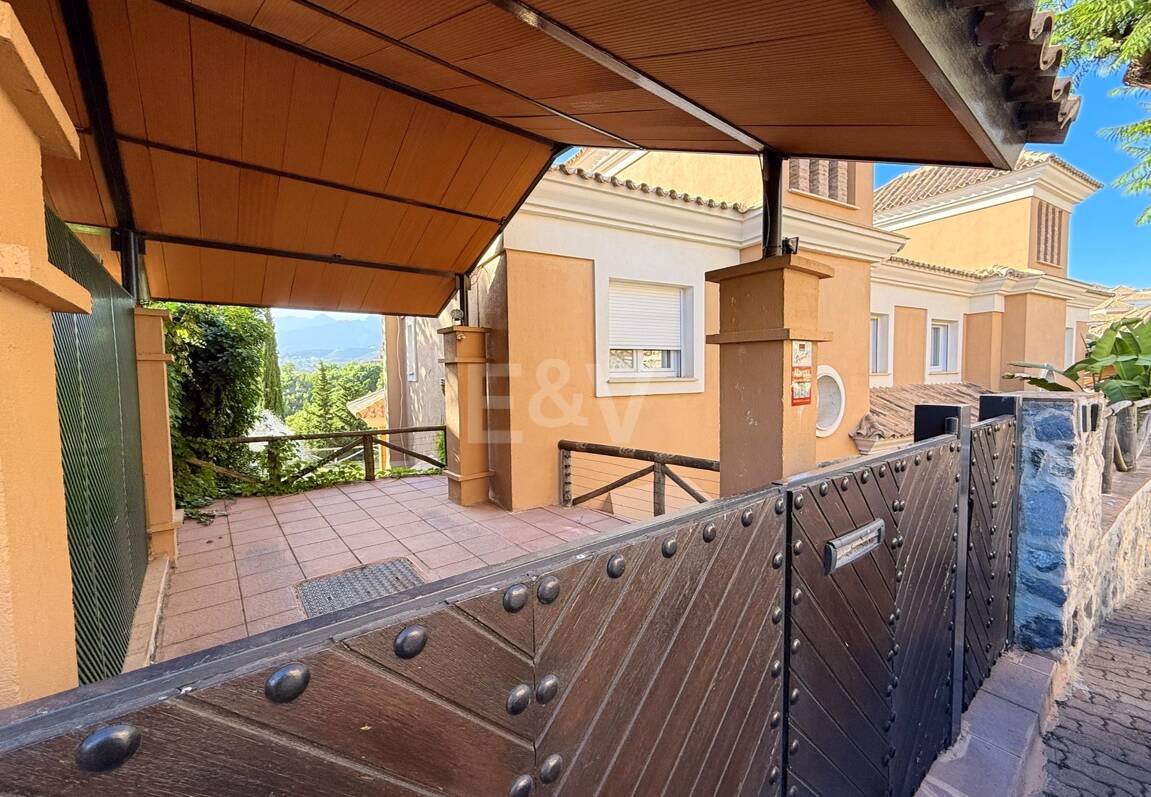 Oportunidad de alquiler de larga temporada en Santa Clara Golf Villas – casa adosada con jardín y seguridad 24h