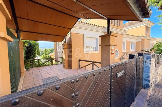 Oportunidad de alquiler de larga temporada en Santa Clara Golf Villas – casa adosada con jardín y seguridad 24h