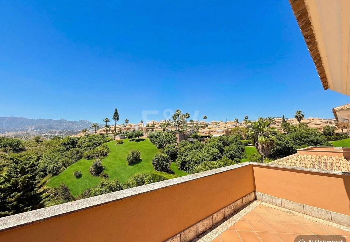 Oportunidad de alquiler de larga temporada en Santa Clara Golf Villas – casa adosada con jardín y seguridad 24h