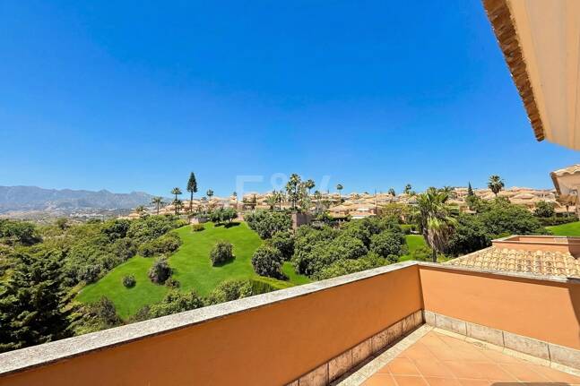 Oportunidad de alquiler de larga temporada en Santa Clara Golf Villas – casa adosada con jardín y seguridad 24h