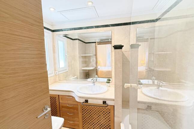 Oportunidad de alquiler de larga temporada en Santa Clara Golf Villas – casa adosada con jardín y seguridad 24h