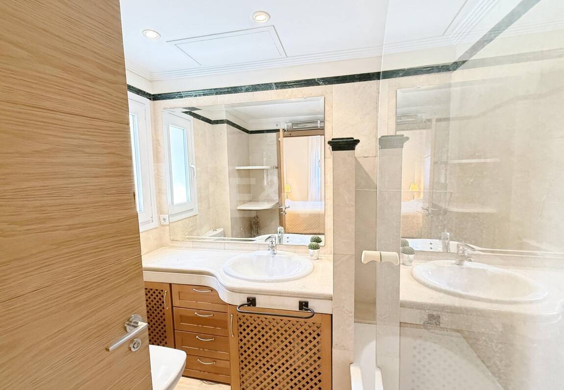 Oportunidad de alquiler de larga temporada en Santa Clara Golf Villas – casa adosada con jardín y seguridad 24h