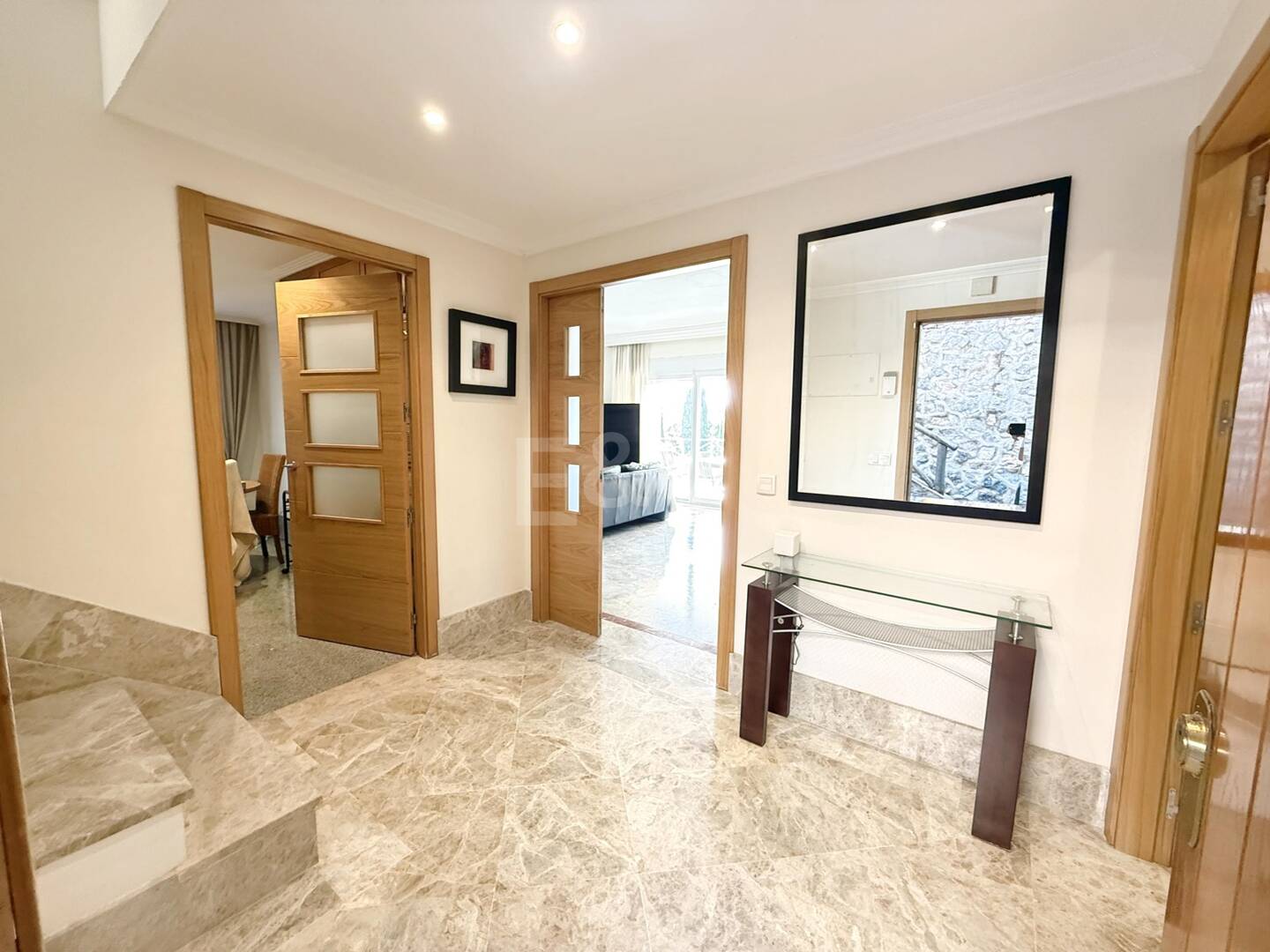 Oportunidad de alquiler de larga temporada en Santa Clara Golf Villas – casa adosada con jardín y seguridad 24h