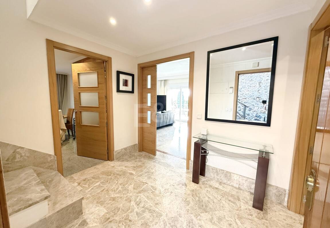 Oportunidad de alquiler de larga temporada en Santa Clara Golf Villas – casa adosada con jardín y seguridad 24h