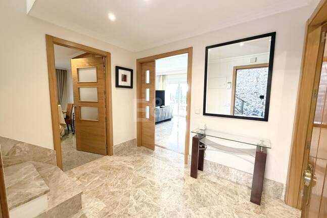 Oportunidad de alquiler de larga temporada en Santa Clara Golf Villas – casa adosada con jardín y seguridad 24h