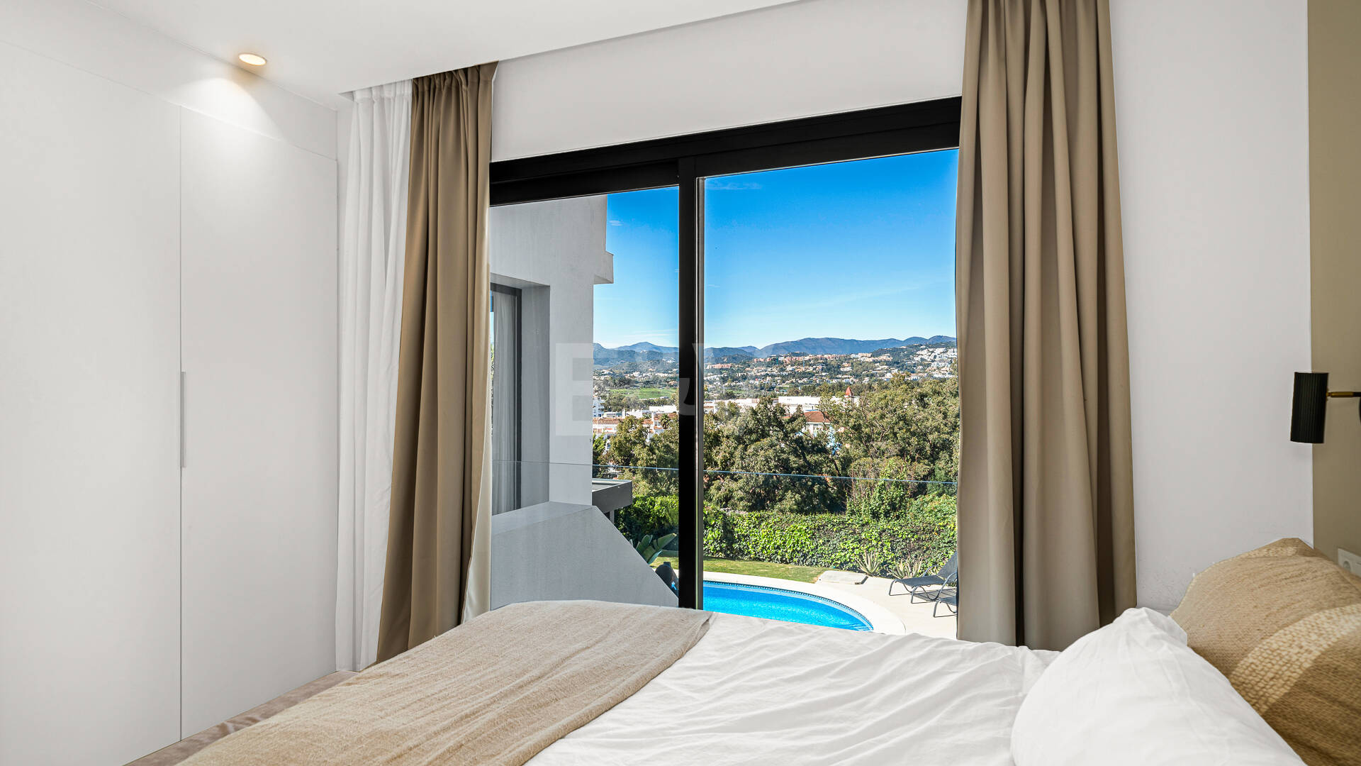 Villa de estilo escandinavo con vistas panorámicas en Las Brisas