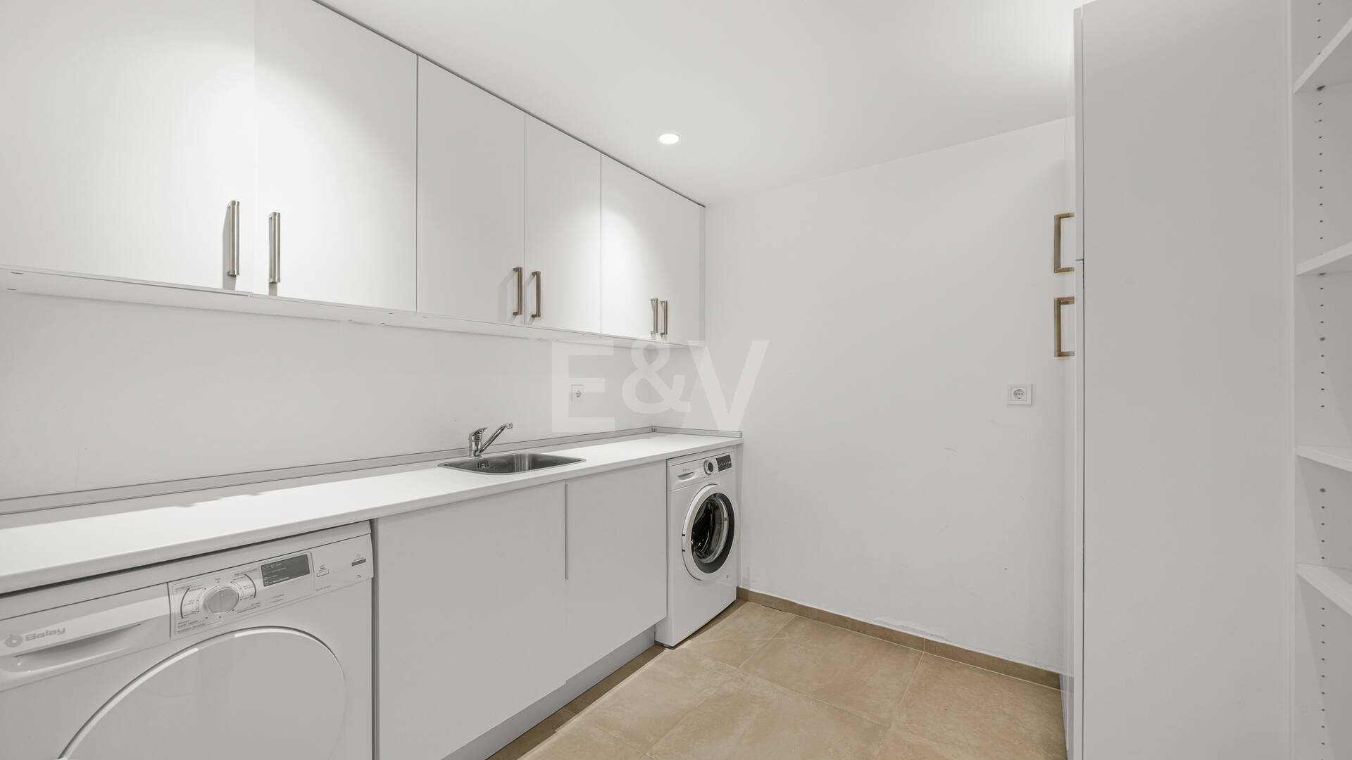 Villa de estilo escandinavo con vistas panorámicas en Las Brisas