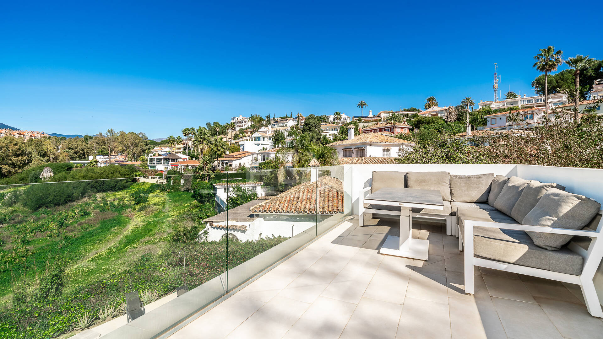 Villa de estilo escandinavo con vistas panorámicas en Las Brisas