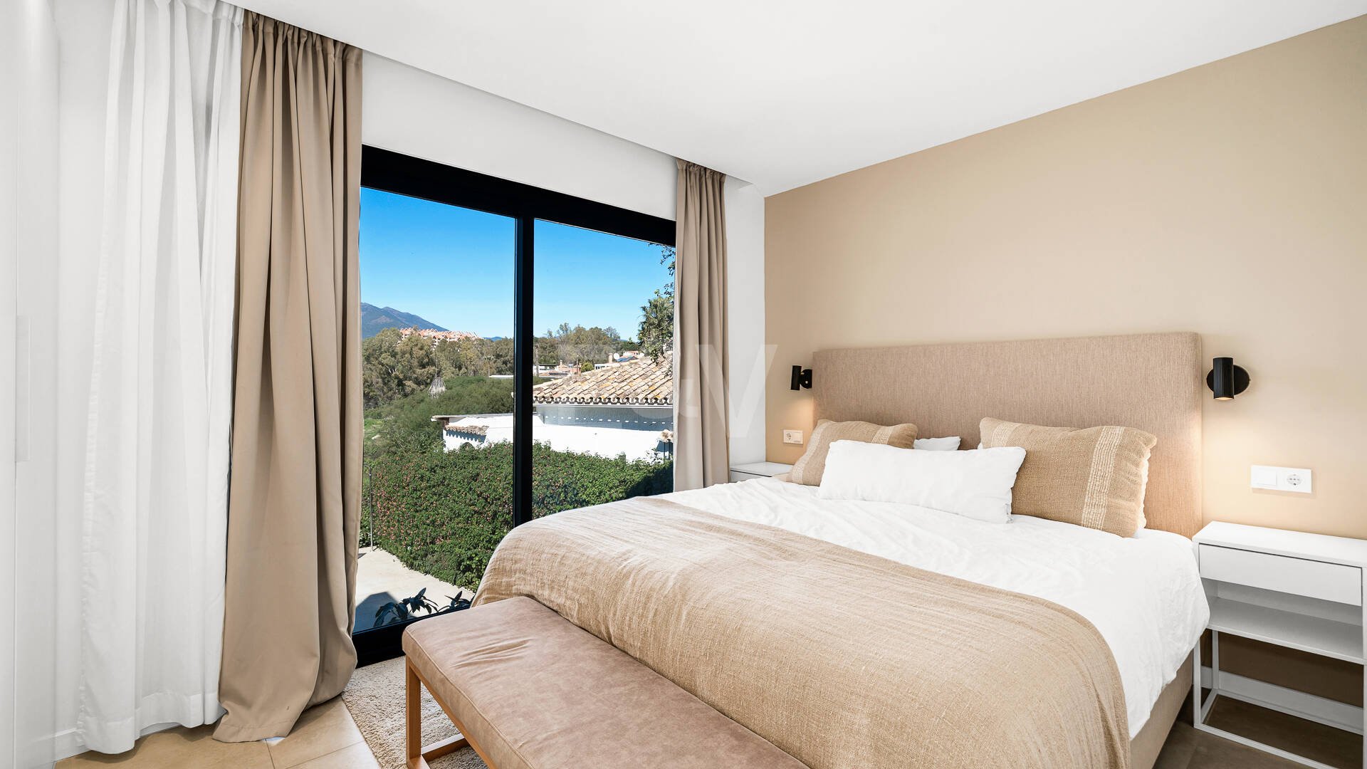 Villa de estilo escandinavo con vistas panorámicas en Las Brisas