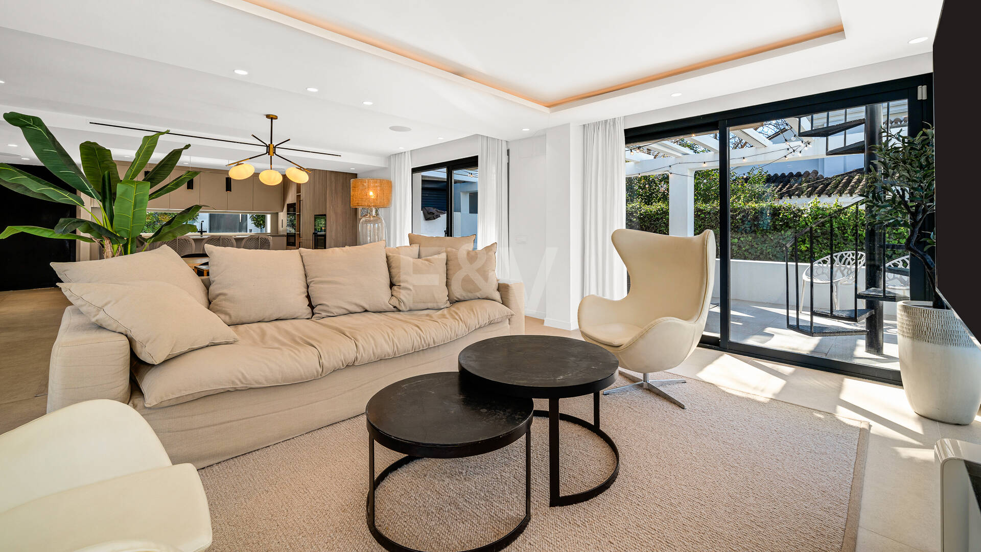 Villa de estilo escandinavo con vistas panorámicas en Las Brisas