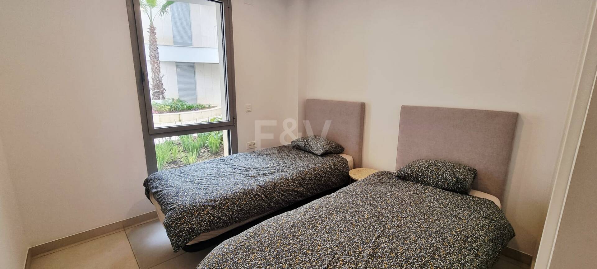 Apartamento nuevo de 2 dormitorios en planta baja junto a la playa en Elviria con jardín privado para alquiler a medio y largo plazo