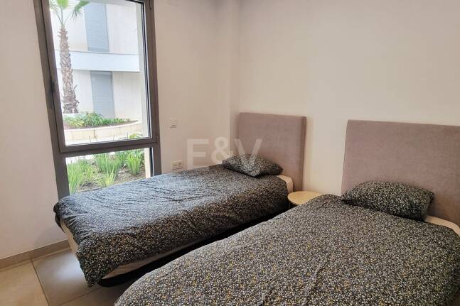 Apartamento nuevo de 2 dormitorios en planta baja junto a la playa en Elviria con jardín privado para alquiler a medio y largo plazo