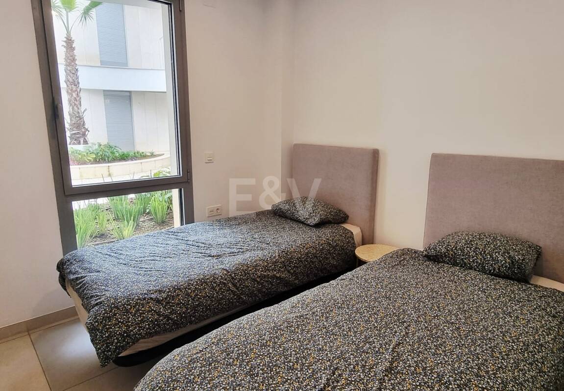 Apartamento nuevo de 2 dormitorios en planta baja junto a la playa en Elviria con jardín privado para alquiler a medio y largo plazo