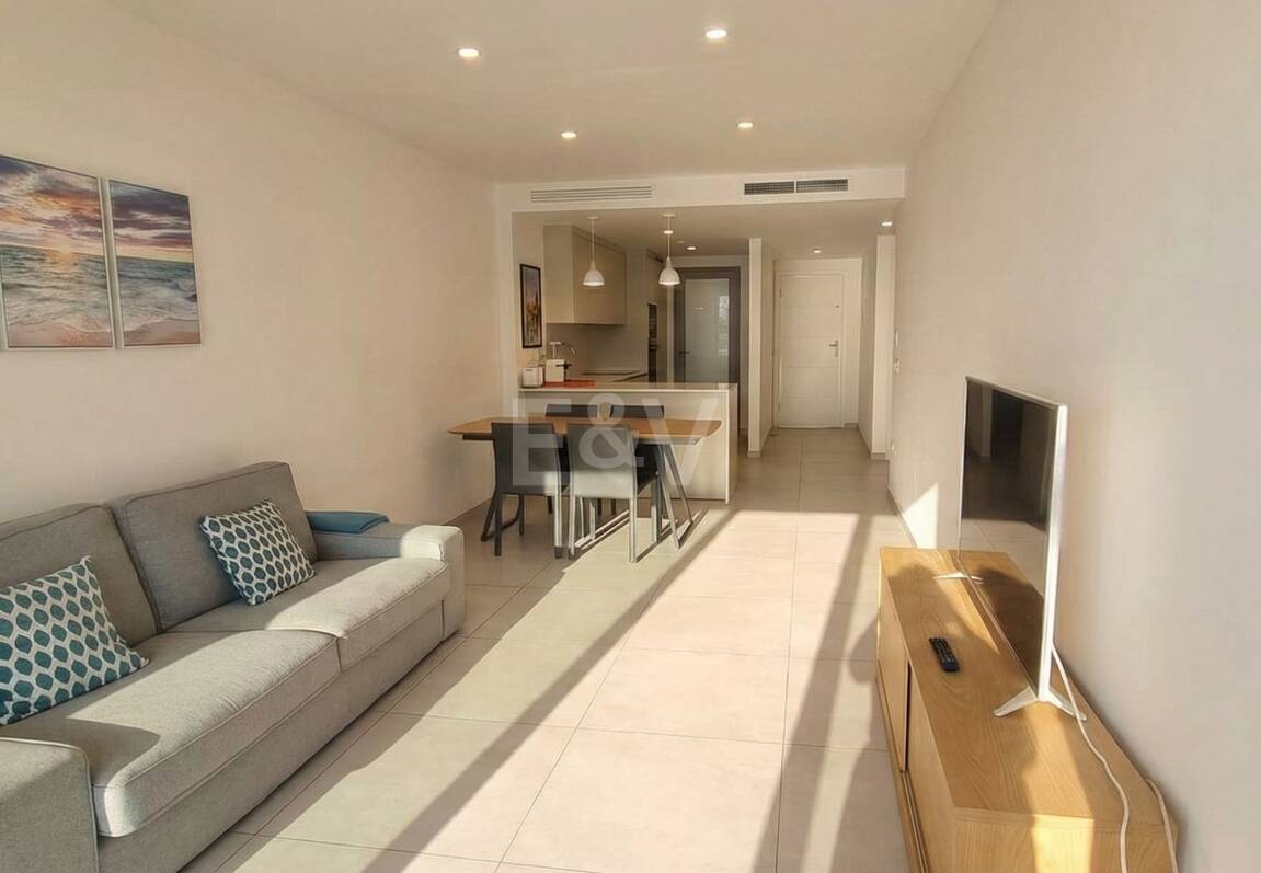 Apartamento nuevo de 2 dormitorios en planta baja junto a la playa en Elviria con jardín privado para alquiler a medio y largo plazo