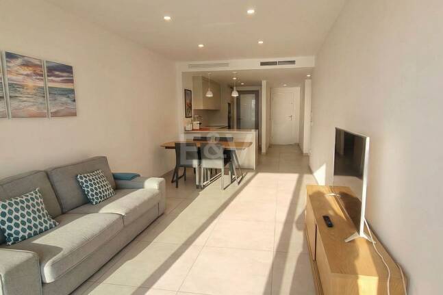 Apartamento nuevo de 2 dormitorios en planta baja junto a la playa en Elviria con jardín privado para alquiler a medio y largo plazo