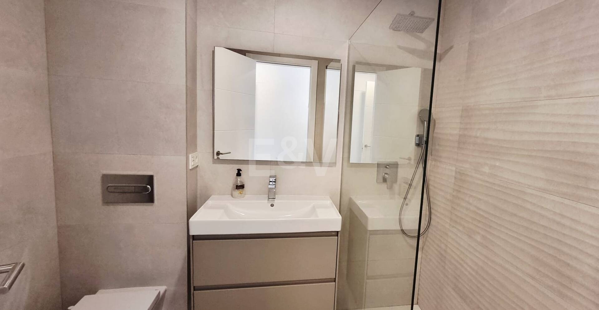 Apartamento nuevo de 2 dormitorios en planta baja junto a la playa en Elviria con jardín privado para alquiler a medio y largo plazo