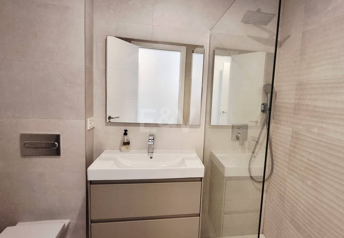 Apartamento nuevo de 2 dormitorios en planta baja junto a la playa en Elviria con jardín privado para alquiler a medio y largo plazo