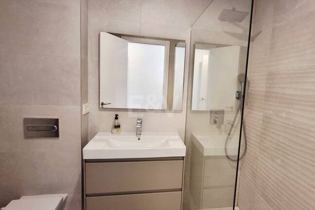 Apartamento nuevo de 2 dormitorios en planta baja junto a la playa en Elviria con jardín privado para alquiler a medio y largo plazo