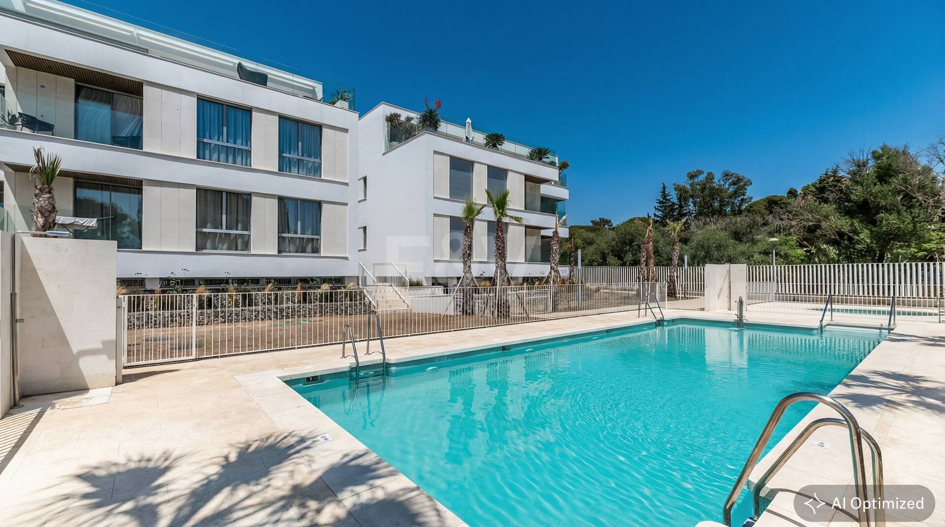 Apartamento nuevo de 2 dormitorios en planta baja junto a la playa en Elviria con jardín privado para alquiler a medio y largo plazo