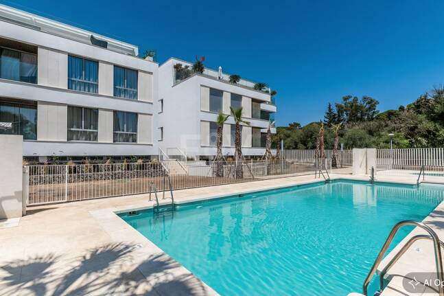 Apartamento nuevo de 2 dormitorios en planta baja junto a la playa en Elviria con jardín privado para alquiler a medio y largo plazo