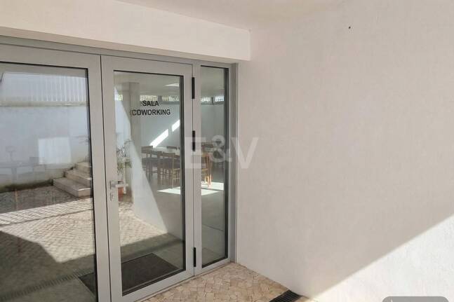 Apartamento nuevo de 2 dormitorios en planta baja junto a la playa en Elviria con jardín privado para alquiler a medio y largo plazo