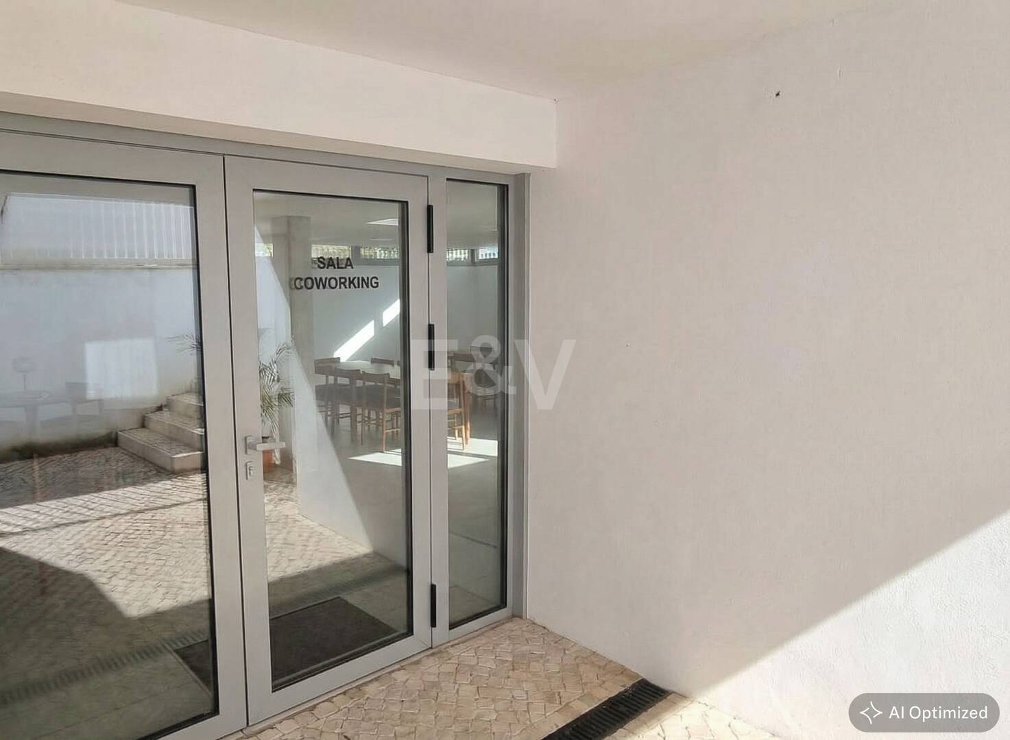 Apartamento nuevo de 2 dormitorios en planta baja junto a la playa en Elviria con jardín privado para alquiler a medio y largo plazo