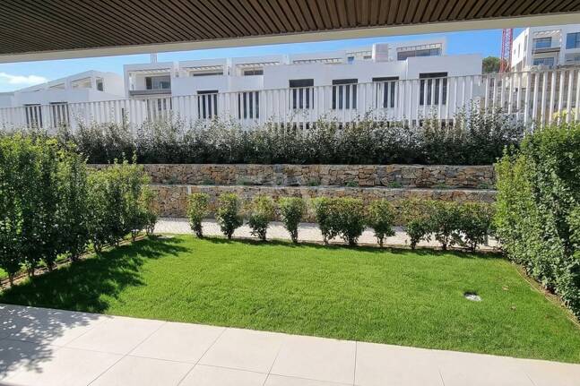 Apartamento nuevo de 2 dormitorios en planta baja junto a la playa en Elviria con jardín privado para alquiler a medio y largo plazo