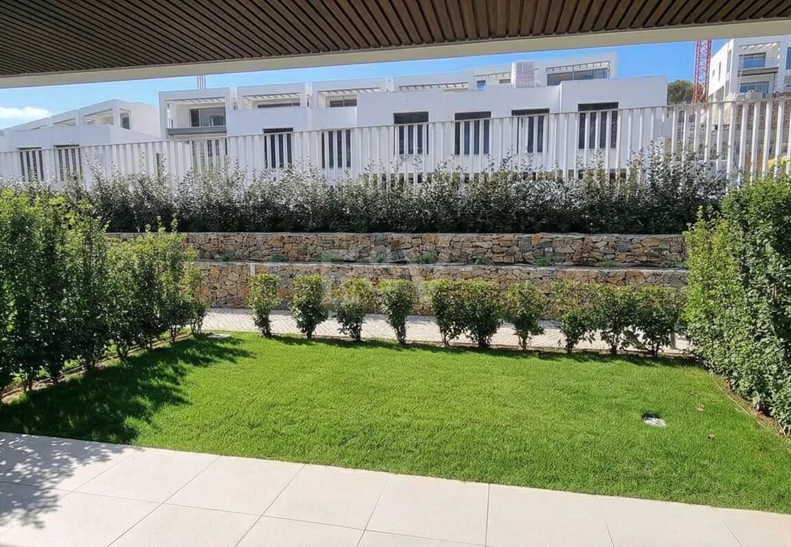 Apartamento nuevo de 2 dormitorios en planta baja junto a la playa en Elviria con jardín privado para alquiler a medio y largo plazo