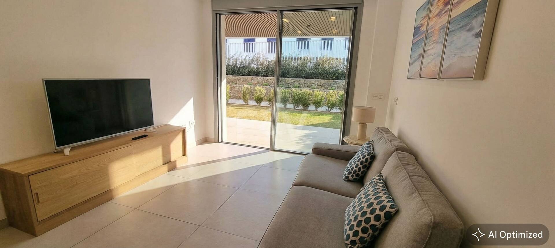 Apartamento nuevo de 2 dormitorios en planta baja junto a la playa en Elviria con jardín privado para alquiler a medio y largo plazo