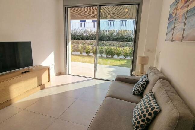 Apartamento nuevo de 2 dormitorios en planta baja junto a la playa en Elviria con jardín privado para alquiler a medio y largo plazo