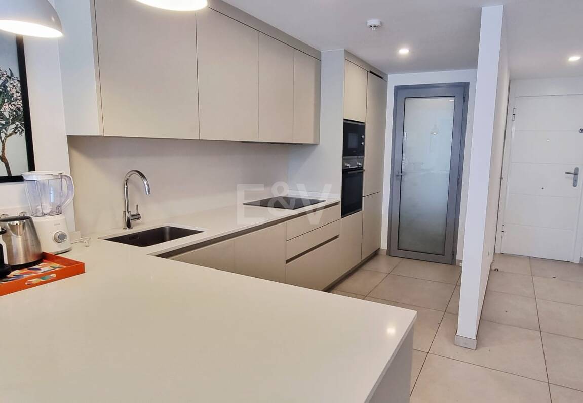 Apartamento nuevo de 2 dormitorios en planta baja junto a la playa en Elviria con jardín privado para alquiler a medio y largo plazo