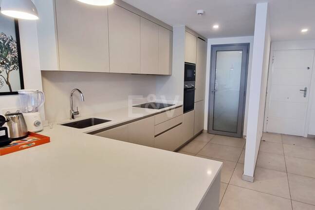 Apartamento nuevo de 2 dormitorios en planta baja junto a la playa en Elviria con jardín privado para alquiler a medio y largo plazo