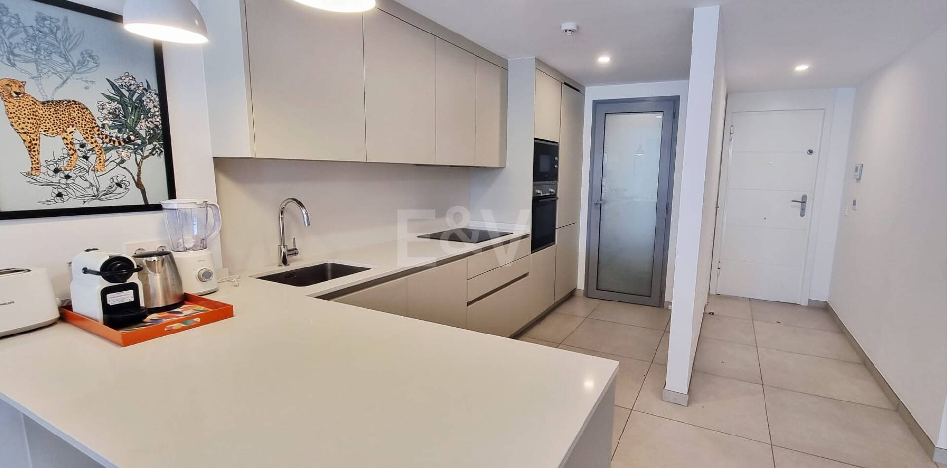 Apartamento nuevo de 2 dormitorios en planta baja junto a la playa en Elviria con jardín privado para alquiler a medio y largo plazo