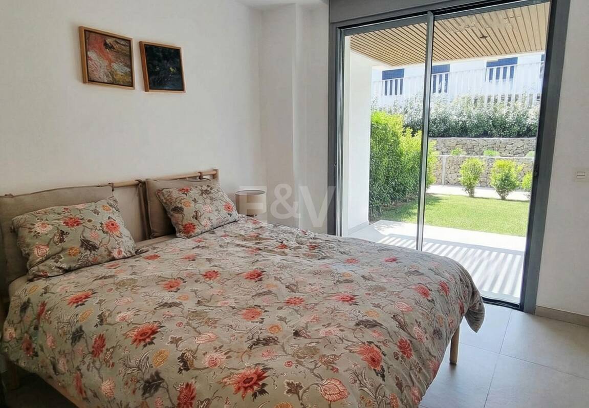 Apartamento nuevo de 2 dormitorios en planta baja junto a la playa en Elviria con jardín privado para alquiler a medio y largo plazo