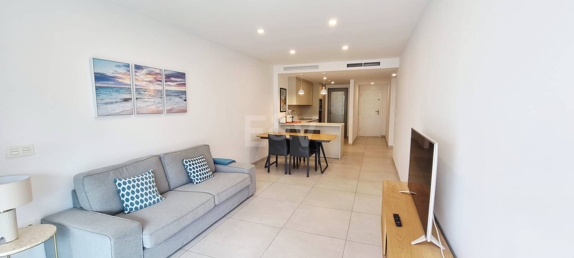 Apartamento nuevo de 2 dormitorios en planta baja junto a la playa en Elviria con jardín privado para alquiler a medio y largo plazo