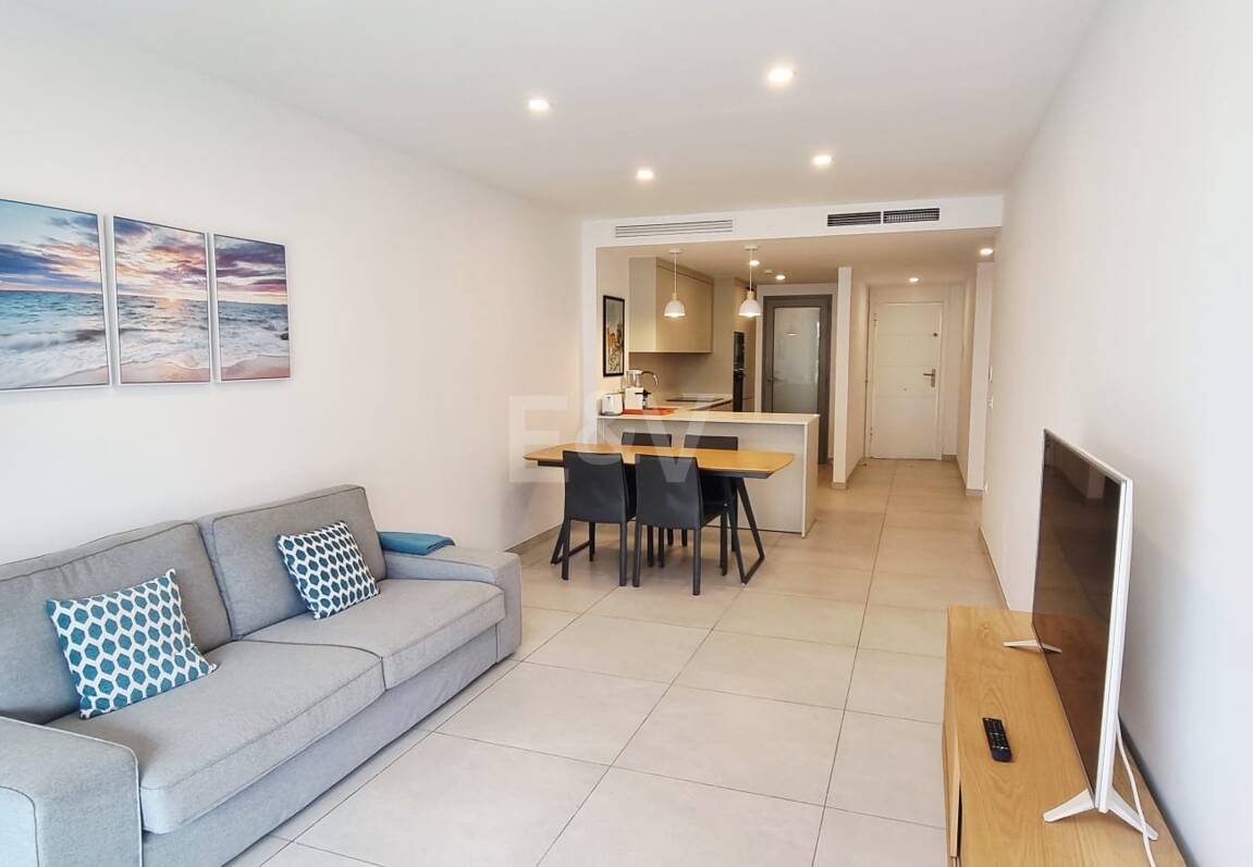 Apartamento nuevo de 2 dormitorios en planta baja junto a la playa en Elviria con jardín privado para alquiler a medio y largo plazo