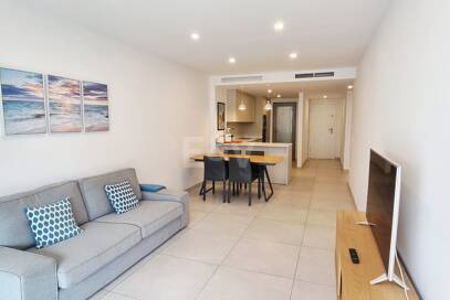 Apartamento nuevo de 2 dormitorios en planta baja junto a la playa en Elviria con jardín privado para alquiler a medio y largo plazo