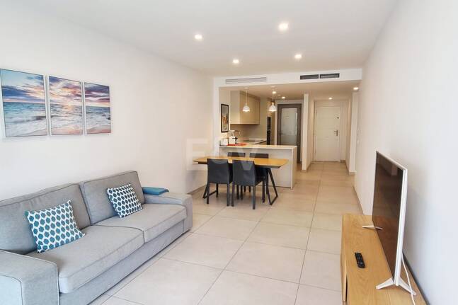 Apartamento nuevo de 2 dormitorios en planta baja junto a la playa en Elviria con jardín privado para alquiler a medio y largo plazo