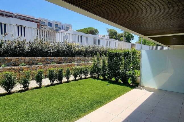 Apartamento nuevo de 2 dormitorios en planta baja junto a la playa en Elviria con jardín privado para alquiler a medio y largo plazo