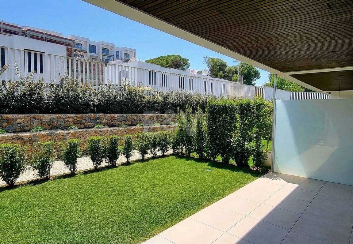 Apartamento nuevo de 2 dormitorios en planta baja junto a la playa en Elviria con jardín privado para alquiler a medio y largo plazo