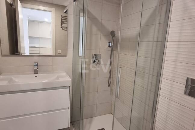 Apartamento nuevo de 2 dormitorios en planta baja junto a la playa en Elviria con jardín privado para alquiler a medio y largo plazo