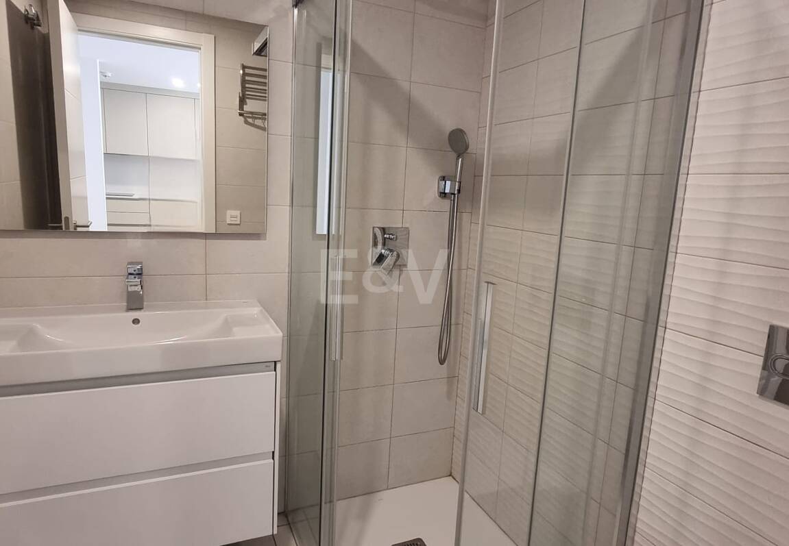 Apartamento nuevo de 2 dormitorios en planta baja junto a la playa en Elviria con jardín privado para alquiler a medio y largo plazo