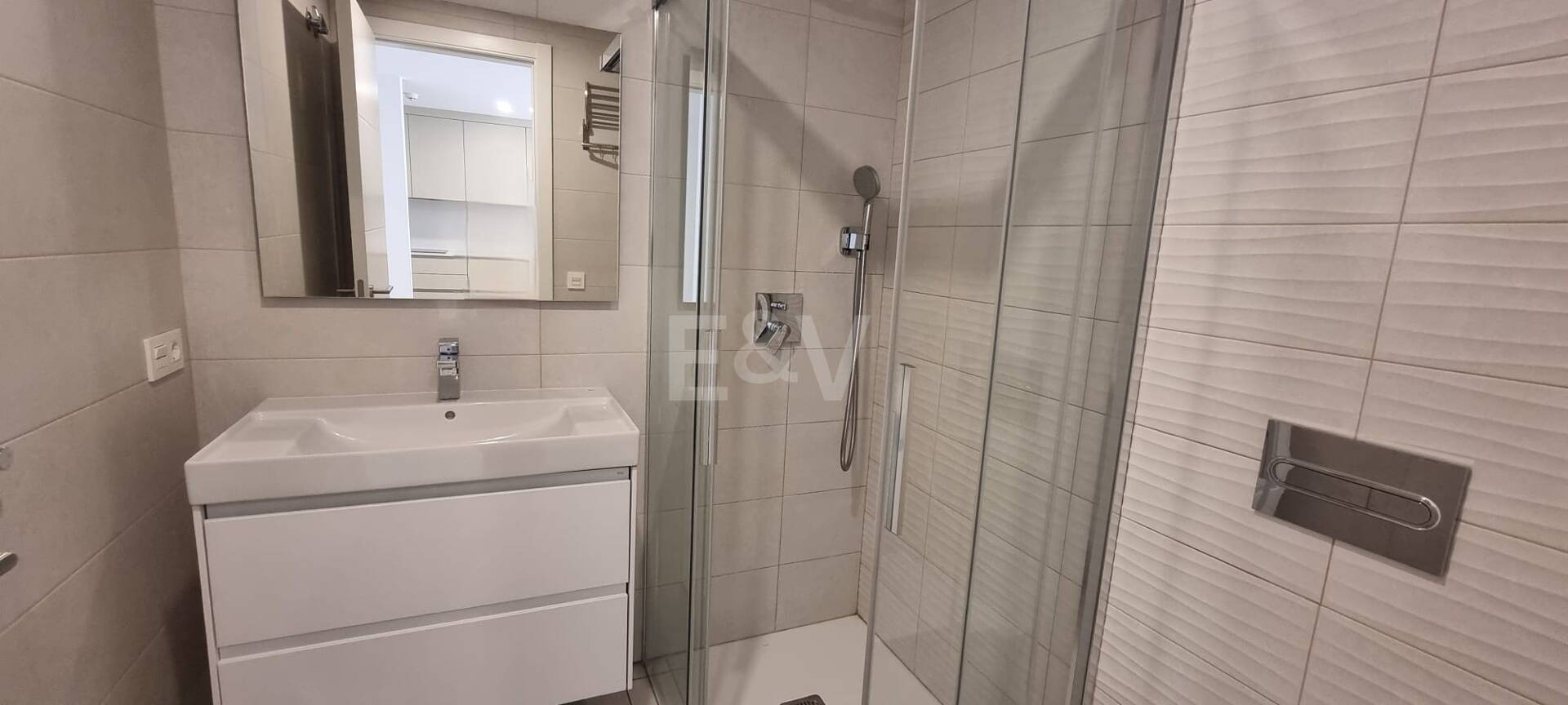 Apartamento nuevo de 2 dormitorios en planta baja junto a la playa en Elviria con jardín privado para alquiler a medio y largo plazo