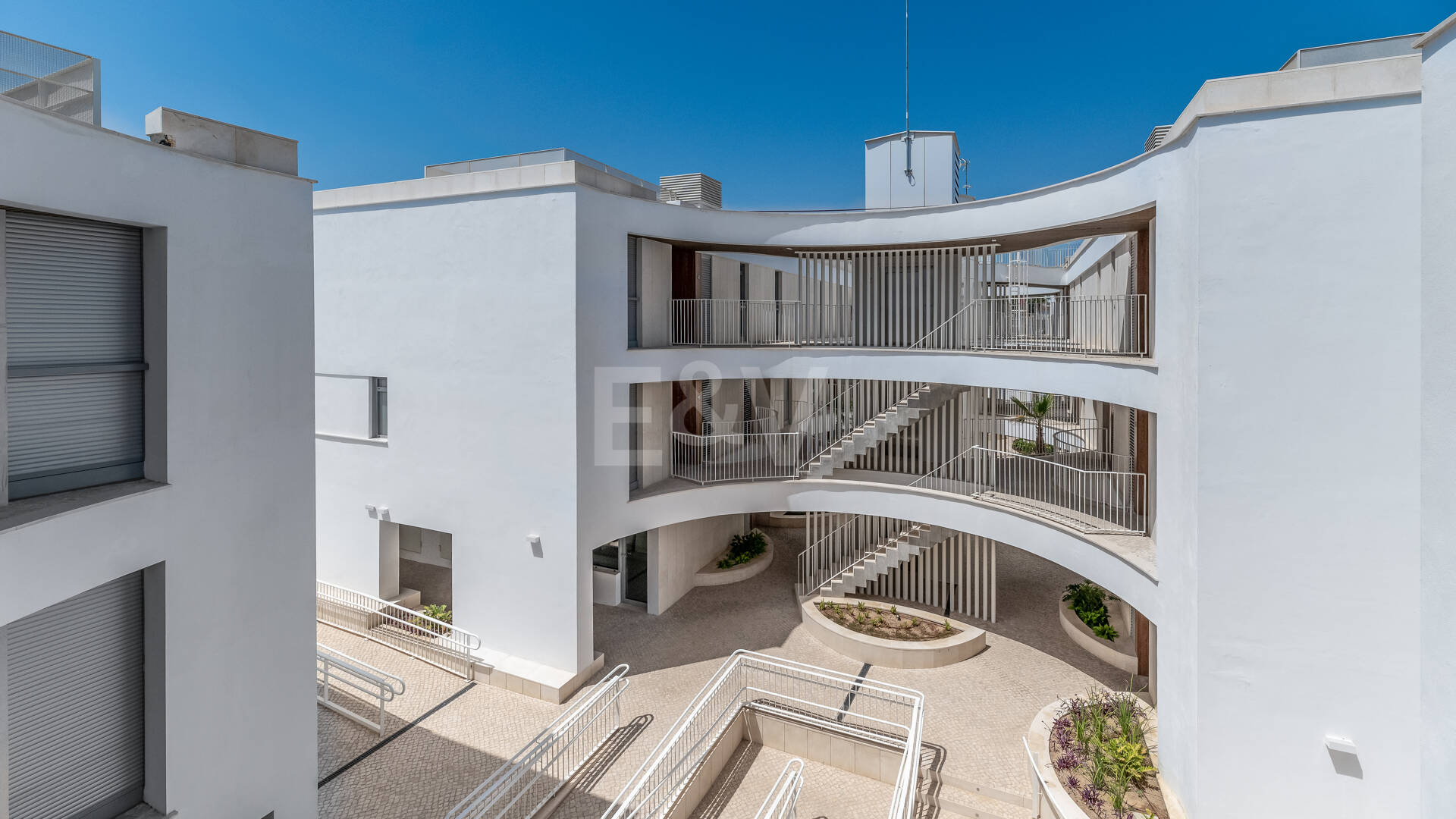 Apartamento nuevo de 2 dormitorios en planta baja junto a la playa en Elviria con jardín privado para alquiler a medio y largo plazo