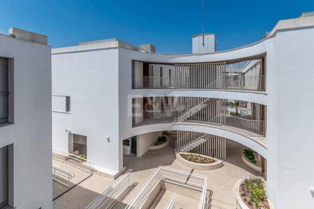 Apartamento nuevo de 2 dormitorios en planta baja junto a la playa en Elviria con jardín privado para alquiler a medio y largo plazo