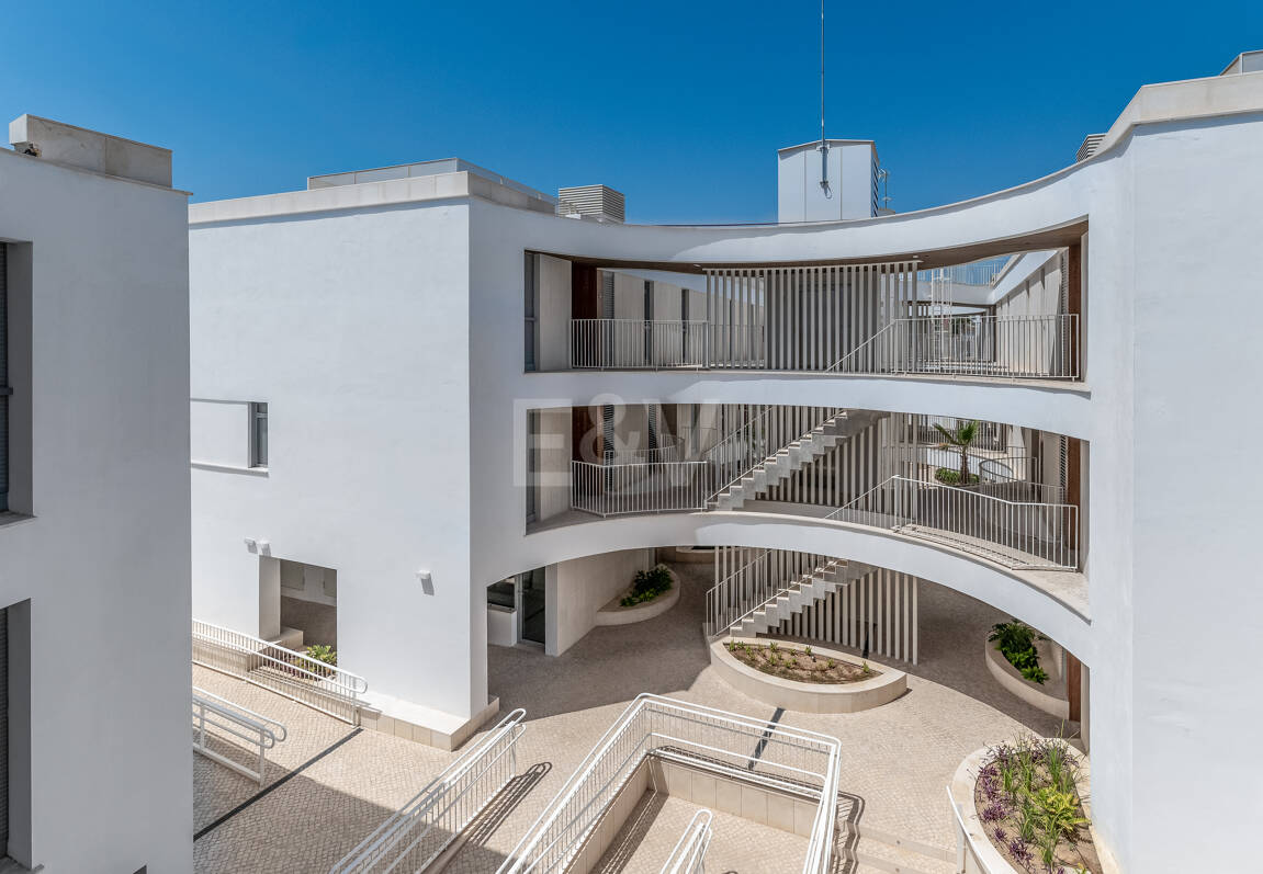 Apartamento nuevo de 2 dormitorios en planta baja junto a la playa en Elviria con jardín privado para alquiler a medio y largo plazo