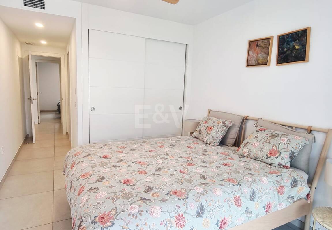 Apartamento nuevo de 2 dormitorios en planta baja junto a la playa en Elviria con jardín privado para alquiler a medio y largo plazo