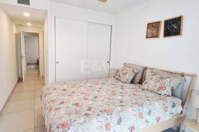Apartamento nuevo de 2 dormitorios en planta baja junto a la playa en Elviria con jardín privado para alquiler a medio y largo plazo