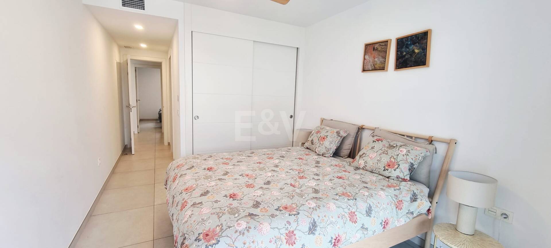 Apartamento nuevo de 2 dormitorios en planta baja junto a la playa en Elviria con jardín privado para alquiler a medio y largo plazo