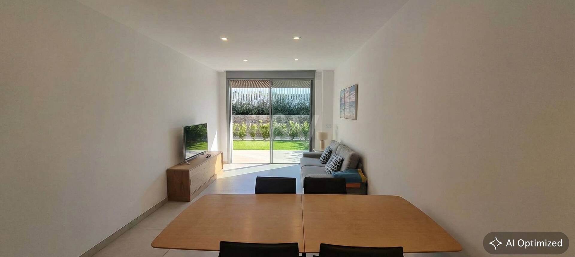 Apartamento nuevo de 2 dormitorios en planta baja junto a la playa en Elviria con jardín privado para alquiler a medio y largo plazo